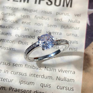 Anello di fidanzamento da donna F1286 in oro bianco con diamante taglio brillante rotondo, colore G naturale, stile classico - Product Image 3