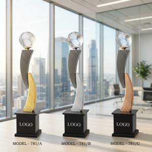 Trophée en métal et cristal avec globe en tête et base en bois noir courbée pour les activités promotionnelles et les récompenses d'événements - Product Image 1