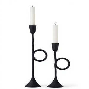 Ensemble de bougeoirs sculpturaux noirs au design trompette contemporain, en fonte texturée, pour décoration artistique - Product Image 1