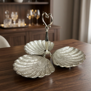 Plateau de service élégant à 3 niveaux en métal, avec poignée en forme de cœur, motif nature morte, design bohème, fait main pour la décoration intérieure et le service - Product Image 1