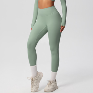 Ensemble de sport sans couture personnalisé avec logo, dos nu, pour yoga, course et entraînement, séchage rapide, respirant - Product Image 4