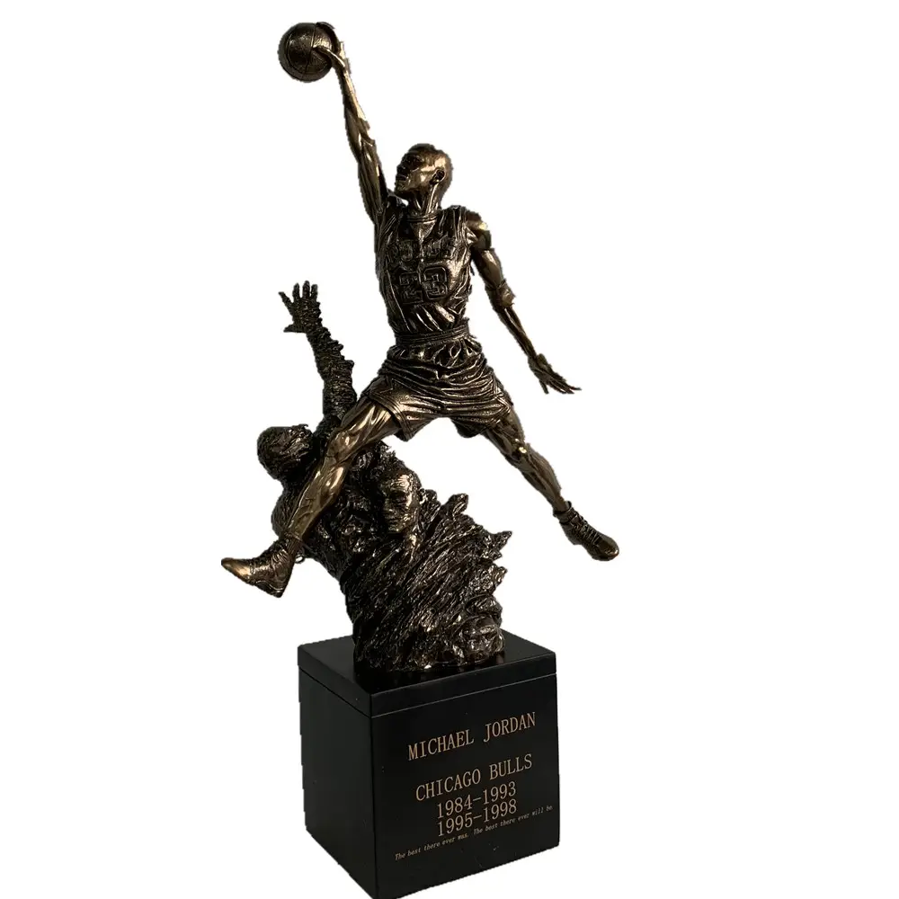 Beroemde Sporter Figuur Standbeeld 3D Aangepaste Koud Gegoten Hars Brons Basketbal Speler Standbeeld Voor Souvenir