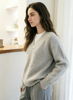 Ensemble confortable pull en maille gris à col en V et pantalon de détente assorti - Inspiration chic et minimaliste pour femme pour l'automne et l'hiver