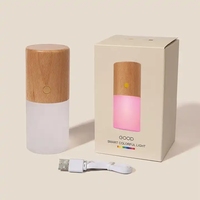 Veilleuse LED moderne pour chambres à coucher Capteur de gravité à changement de couleur avec base en bois Corps en ABS et abat-jour blanc