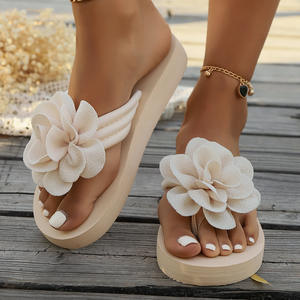 <span class=keywords><strong>รองเท้า</strong></span>ส้นเตารี<span class=keywords><strong>ด</strong></span>แบบสวมสำหรับผู้หญิง ลายดอกไม้ <span class=keywords><strong>พื้น</strong></span>หนา สวมใส่สบาย ใช้งานได้หลากหลาย น้ำหนักเบา เหมาะสำหรับใส่ไปชายหาด - Product Image 4