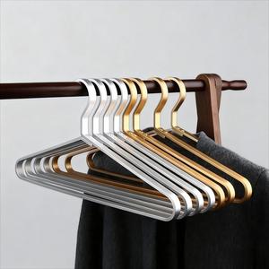 Vente en gros de cintres en métal avec <span class=keywords><strong>logo</strong></span> personnalisé pour poupée européenne Présentoir de sous-vêtements en aluminium polyvalent avec crochets dorés pour pantalons Salle de bains - Product Image 1