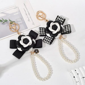 Llavero de Moda con Flor de Camelia, Lazo de Cinta Negra <span class=keywords><strong>y</strong></span> Correa de Perlas Artificiales, Elegante Colgante para Bolso de Uso Diario - Product Image 2