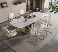 Table de salle à manger en marbre au design contemporain en acier inoxydable, ensemble de chaises de salle à manger rembourrées en similicuir
