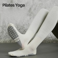 Chaussettes de Pilates personnalisées noires et blanches pour femmes - Antidérapantes, respirantes, hautes jusqu'aux cuisses, pour jeunes et adultes