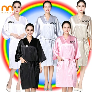 Kimono de Peluquería Impermeable con Logotipo Personalizado, Bata Rosa de Seda para Corte de Cabello y Spa, Bata Cómoda para Clientes de Salón, para Coloristas - Product Image 1