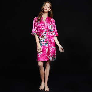 All'ingrosso camicia da notte classica da <span class=keywords><strong>donna</strong></span> <span class=keywords><strong>pigiama</strong></span> <span class=keywords><strong>animale</strong></span> stampato personalizzato occidentale pavone in seta Kimono abito corto accappatoio Hotel - Product Image 2