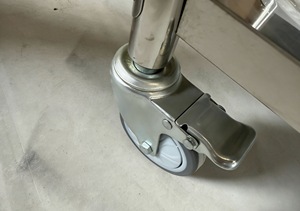 Carrito Industrial de Acero Inoxidable de 2 Niveles VCT para Uso en Hospitales, Escuelas, Hoteles y Restaurantes - Muebles Comerciales - Product Image 4