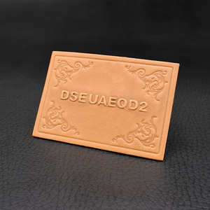 Etiqueta de Cuero para Prendas Euroview 4.2x6.7Cm con Logotipo Personalizado en Relieve - Product Image 1