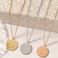 Collier Pendentif Monnaie en Acier Inoxydable avec Calligraphie Islamique Arabe du Nom d'Allah et Verset Religieux, Bijoux de Mode pour Femmes