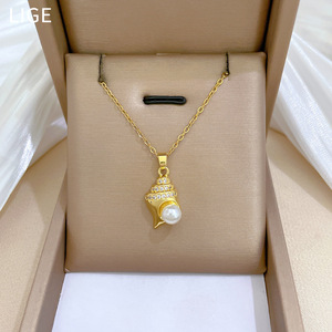 Collana elegante per clavicola di perle di lumaca di fiume e acciaio inossidabile che presenta gioielli da donna in stile sofisticato - Product Image 3