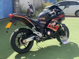 La <span class=keywords><strong>moto</strong></span> sportive <span class=keywords><strong>Kawasaki</strong></span> H2 2025, équipée d'un moteur de 400 cm3 et d'une transmission à 6 vitesses, pleine d'énergie - Product Image 5