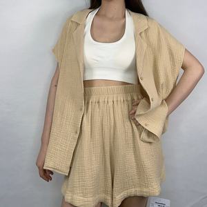ชุดเซ็ตสองชิ้น เสื้อเปิดไหล่สีพื้นแฟชั่นใหม่สำหรับผู้หญิง OEM พร้อมกางเกงขาสั้นหลวมสบายๆ สไตล์ลำลอง - Product Image 1