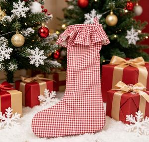 Chaussette de Noël suspendue à rayures vertes vintage à carreaux rouges français avec bordure à volants pour la décoration des fêtes - Product Image 2