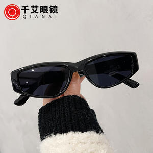 Gafas de Sol Irregulares Qianai para Mujer, Protección UV400, Montura de PC, Tipo 3 Lentes, Estilo Urbano Moderno - Product Image 1