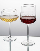 La série de verres et de verres à vin au style floral minimaliste moderne peut être lavée au lave-vaisselle et est réutilisable.