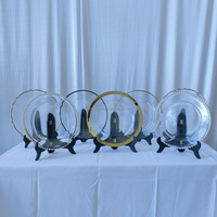Assiettes de présentation en verre transparent avec perles argentées et bordure dorée pour mariages