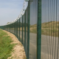 Op maat gemaakte 2 meter hoge 358 anti-klim beveiligingsomheining, duurzaam, milieuvriendelijk, gegalvaniseerd, hoogbeveiligingsmetaalframe HDG + poedercoating