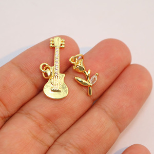 CZ8859 Mini Petit Plaqué Or 18k Zircon Cubique Micro Cz Pave Guitariste Guitare Rose Fleur Avec <span class=keywords><strong>Marquise</strong></span> Cz Feuille Charme Pendentif - Product Image 1