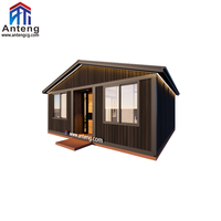 Maison Modulaire Préfabriquée en Acier Léger avec Panneaux Verticaux Foncés – Cabane Préfabriquée pour Complexes Hôteliers, Gîtes et Villas
