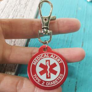 Porte-clés personnalisé d'<span class=keywords><strong>alerte</strong></span> médicale-Conception ronde en alliage de zinc <span class=keywords><strong>rouge</strong></span> froid, parfait pour la décoration de clés de voiture et les cadeaux souvenirs - Product Image 4