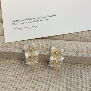 Boucles d'oreilles créoles en forme de fleur avec perles blanches exquises pour femmes, design moderne en forme de C, accessoires de bijoux pour l'oreille - Product Image 5
