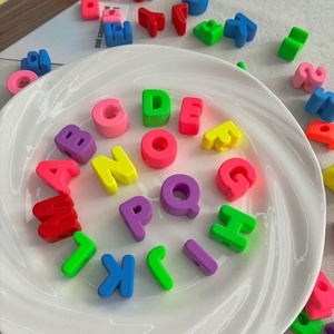 Perles lettres à grand trou de couleur unie néon pour le bricolage, perles alphabet anglais colorées en acrylique, vente en gros - Product Image 2