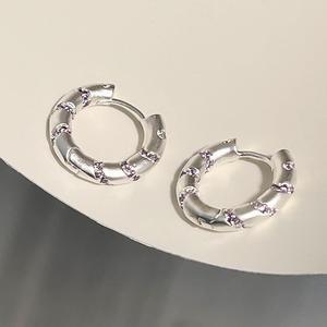 Exquisitos Pendientes de Plata de Ley S925 con Microincrustaciones de Cristales de Lavanda Esmerilados, Diseño de Broche - Product Image 2