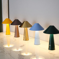 Lampe de table LED à chargement contrôlable en métal, design créatif unique, avec lit et chambre d'hôtel de luxe