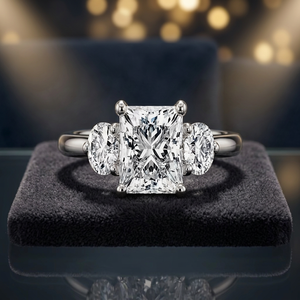 Couronne et Éclat : Bague Princesse et Diamant Taille Ronde |   Bijoux de mariage et de fiançailles sophistiqués pour femmes, intemporels et raffinés - Product Image 2