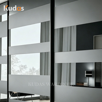 Armoire moderne sur mesure pour chambre à coucher, 3 portes coulissantes avec miroir, rangement et organisation pour chambre à coucher