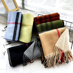 Écharpe à carreaux double face bicolore style preppy, chaude pour l'automne et l'hiver, avec pompons, vente en gros d'usine - Product Image 1