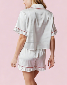 Set <span class=keywords><strong>Pigiama</strong></span> in <span class=keywords><strong>Raso</strong></span> <span class=keywords><strong>Bianco</strong></span> per Donne, Grazioso con Ricamo a Fiocco, Orlo Arricciato e Bordatura Rossa - Product Image 2