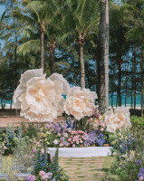 Décor de scène de mariage sur mesure de luxe, installation artistique géante de fleurs blanches en soie et organza pour exposition en extérieur