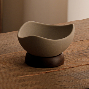 Ensemble de vaisselle en céramique artisanale moderne avec base en bois pour desserts, collations, fruits et glaces - Product Image 5