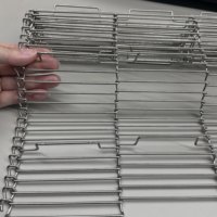 Bande transporteuse en maille plate en acier inoxydable 304 de qualité alimentaire résistante aux hautes températures avec crans