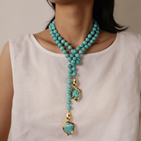 Collier de perles rondes lisses en turquoise de 10 mm avec pendentif en turquoise plaqué or de forme libre, bijou long vintage et imposant