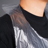 Bavoirs jetables en plastique légers et imperméables pour la peinture, les fêtes et les pique-niques. Utilisation facile, nettoyage rapide