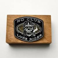 Épinglette en émail « No Club Lone Rider » Crâne de motard, broche rebelle anti-club, bijoux gothiques punk