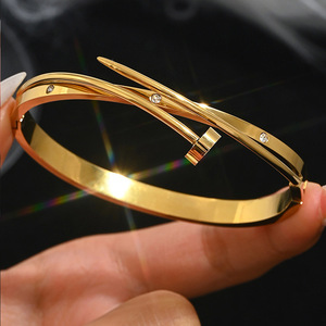 Juego de Uñas de Acero Inoxidable Impermeable con Baño PVD de <span class=keywords><strong>Oro</strong></span> 18K, Diseño Floral con Zirconia, Brazalete de Moda, Regalo para Mujer, Joyería Femenina - Product Image 3