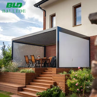 Pergola motorisée de luxe en aluminium bioclimatique avec éclairage LED, toit à lamelles et portes coulissantes en verre, pergola de patio