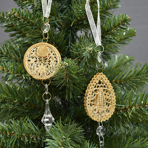 Pendentif en cristal acrylique creux en métal de haute qualité de 8 cm pour la décoration de l'arbre de Noël et des fenêtres, idéal pour les fêtes et les célébrations. - Product Image 1