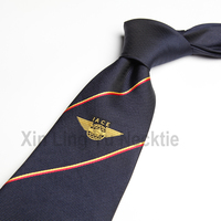 Corbata de Lujo con Logotipo Personalizado Bordado, Diseño de Rayas de Satén y Emblema Personalizado en la Parte Inferior para Clubes y Empresas