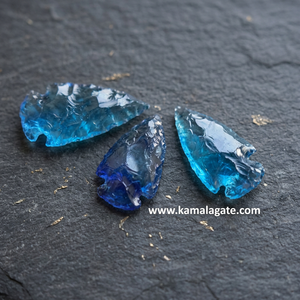 Punta de Flecha de Fluorita Azul Tallada en Cristal, Arte Feng Shui Coleccionable, Forma Irregular, Hecho a Mano - Product Image 1