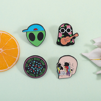 Broche en émail pour groupe de musique Broche en métal Alien Skull Lapel Backpack Badge Jewelry Gift for Friends Stock Wholesale