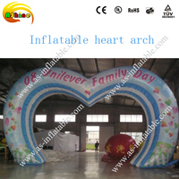 Arche géante gonflable en forme de cœur avec logo personnalisé pour les activités de promotion de marque